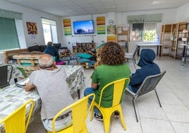 Usuarios y trabajadores del nuevo centro de Jesús Abandonado, que tendrá que cerrar próximamente.