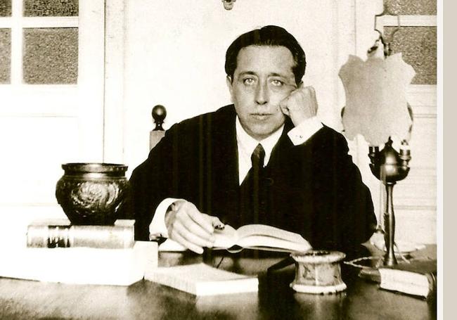 Gabriel Miró, en su escritorio.