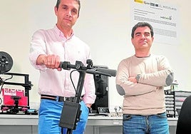 José Santa Lozano (izquierda), junto al ingeniero Jesús Rubio, investigador del proyecto, con uno de los patinentes que utilizan.