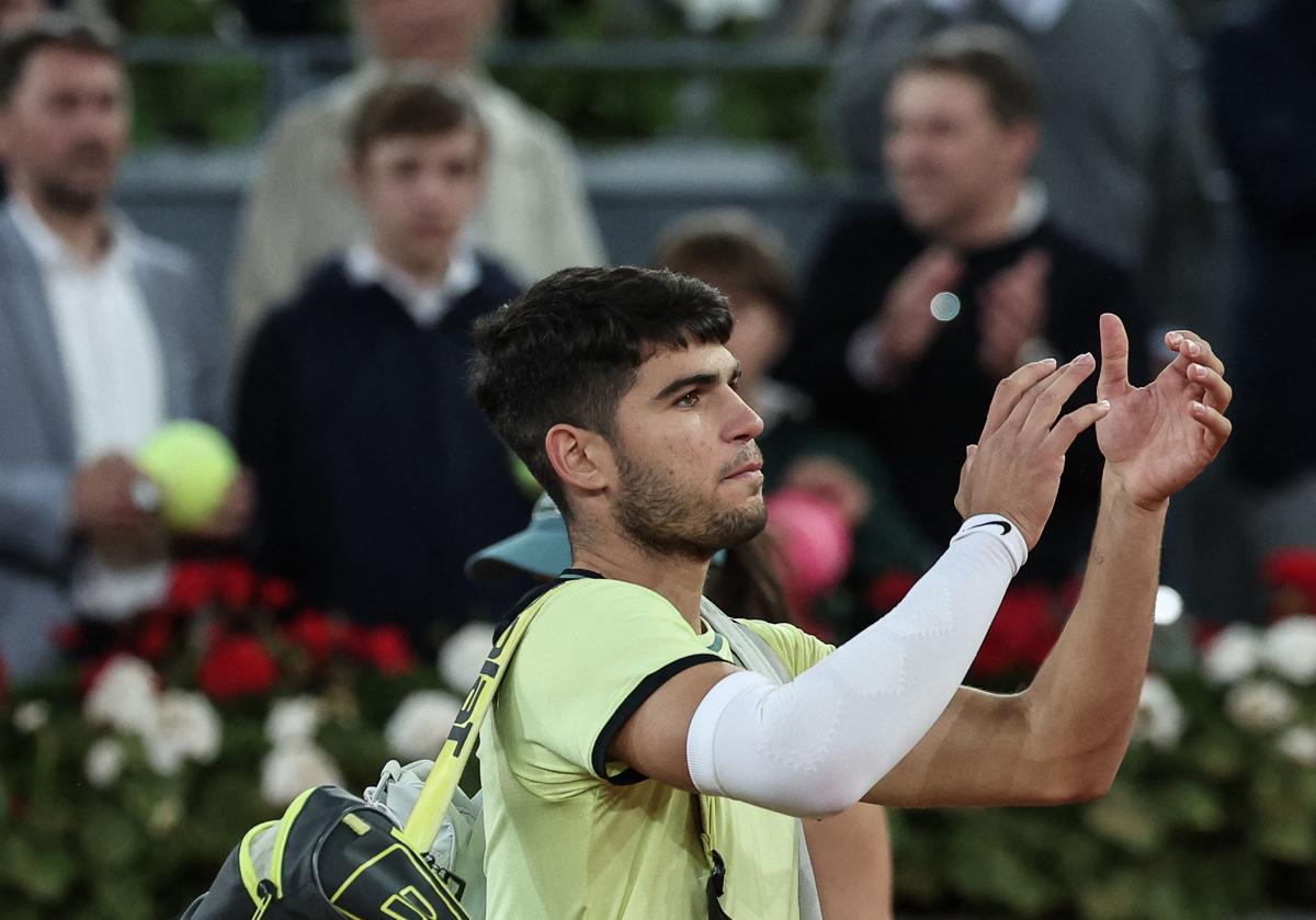 Carlos Alcaraz abandona la Caja Mágica tras su derrota ante Rublev, la semana pasada.