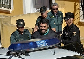 Pedro Sánchez Guirao, 'El Karateca', abandonando sonriente su casa de Bullas, esta semana, tras ser detenido.