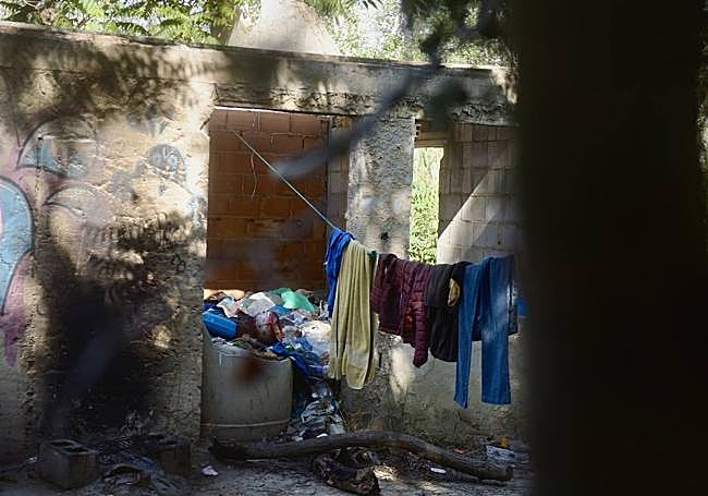 Caseta en ruinas del solar donde se junta un grupo de okupas.