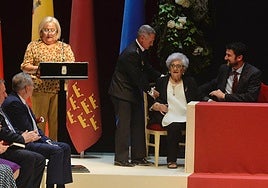 Ignacio del Olmo ayuda a sentarse a Paquita 'La Machacanta'.