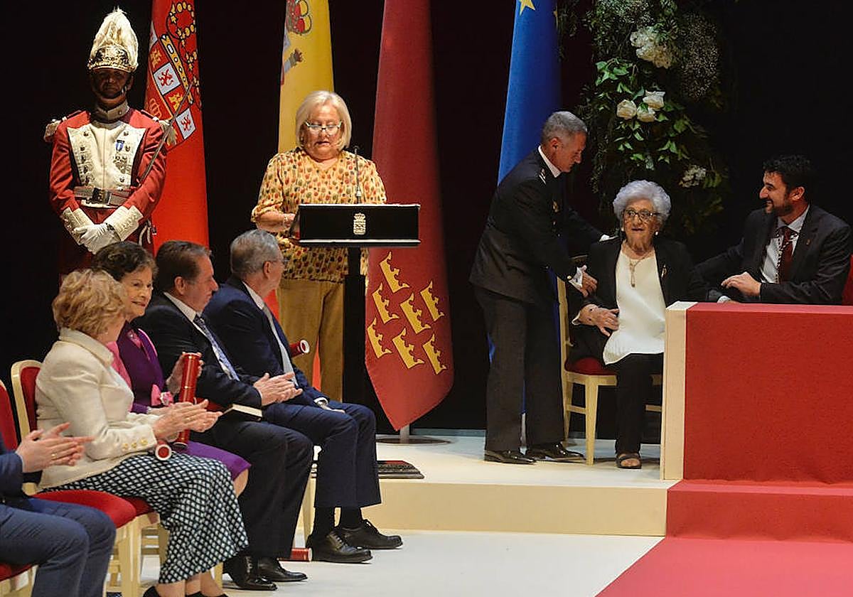 Ignacio del Olmo ayuda a sentarse a Paquita 'La Machacanta'.