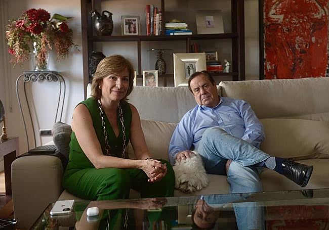 La notaria Pilar Berral y el empresario Josep Torrent Suñé, en su casa.
