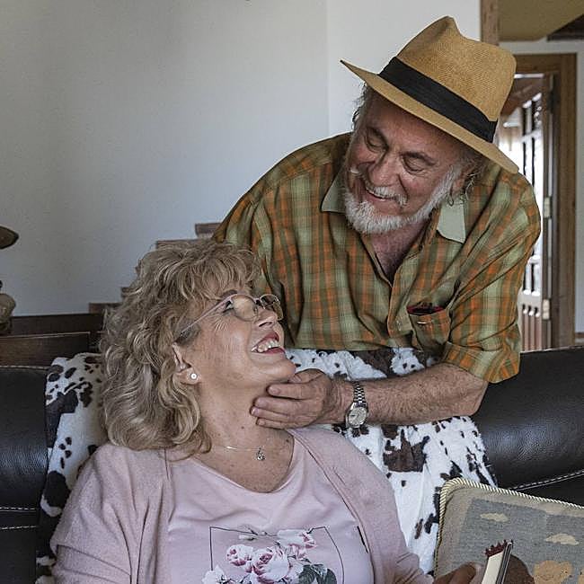 Dori Buendía, originaria de Mataró, y su marido, el sanjaviereño José Teodoro Martínez, en su vivienda de San Javier.