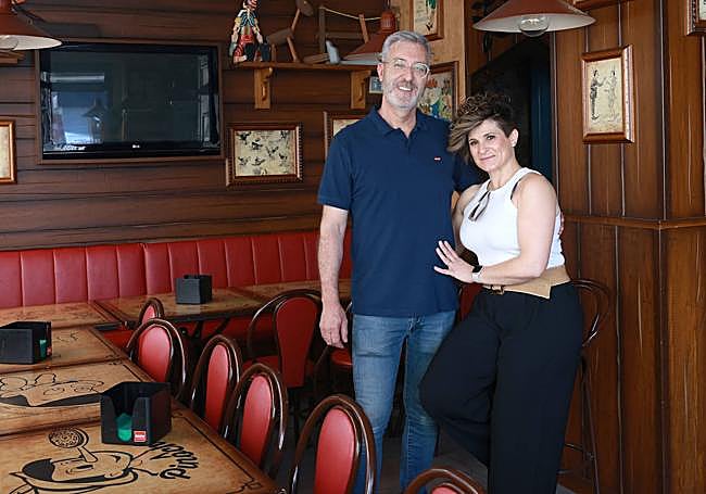 Santiago Romero, nacido en Sabadell, y la santomerana Mª Jesús López, en su pizzería.