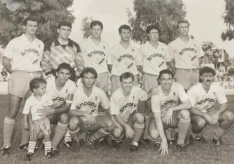Orihuela Deportiva (ascenso a Segunda 1989-90). Arriba de izq. a dcha.: Casuco, Joaquín Ramón (p), Gambín, Maqueda, Sigüenza y Ricardo; (en cuclillas), Verza y su hijo Verza Junior (ex profesional de Primera), López Recarte, Sagarduy y Cazaurang. Entrenadores: Vicente Carlos Campillo y Bartolomé Llompart.