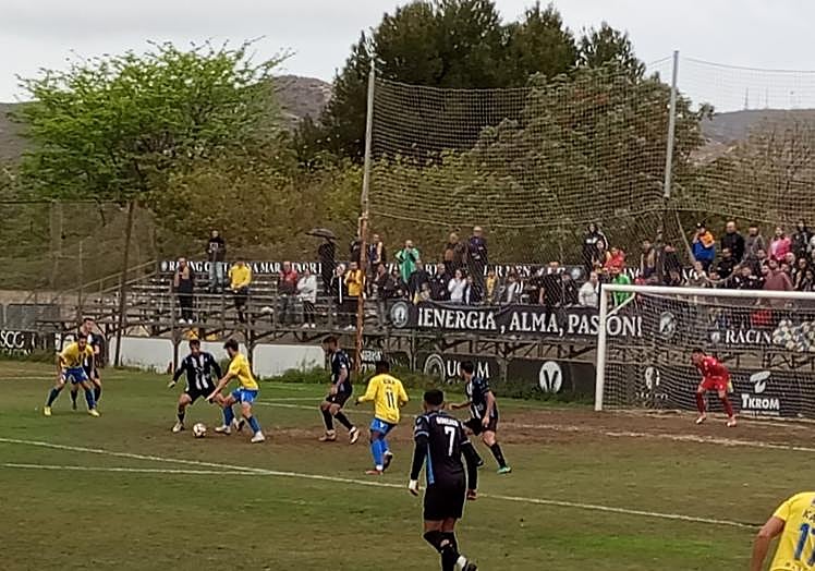 Brian con el balón en el área rival apoyado por Florián, Alu y Kamal (dcha.)