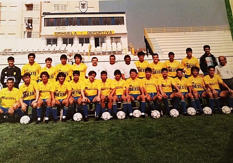 Plantilla del Orihuela Deportiva (1990-1991) clasificado quinto a un puesto de la promoción y a 5 puntos del ascenso a Primera. Entrenadores: Nando Yosu y Bartolomé Llompart.