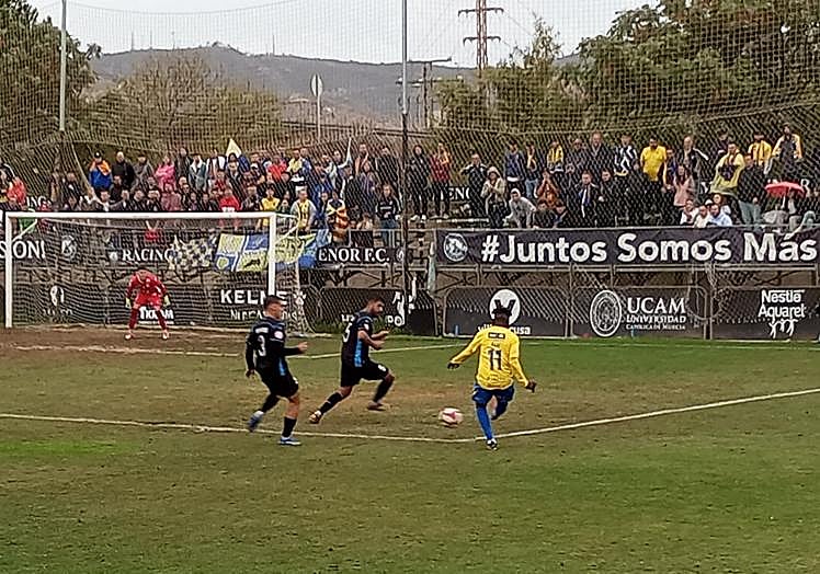 Alui lanza un pase hacia el centro del área superando a dos defensores del Racing en Cartagena.