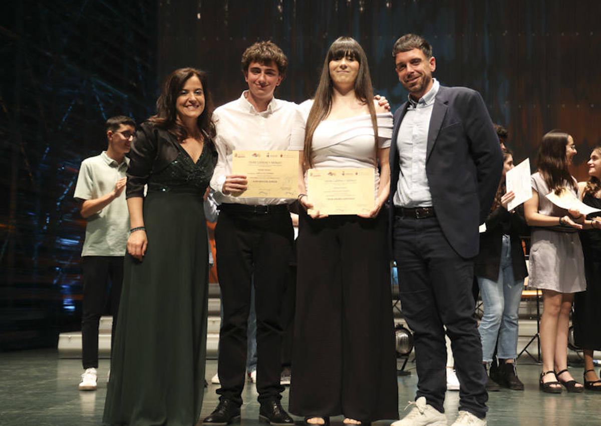 Imagen secundaria 1 - Alumnos premiados recogen sus diplomas.