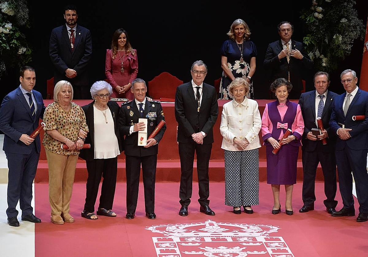 Los premiados posan junto al alcalde, este sábado, en el Teatro Romea.
