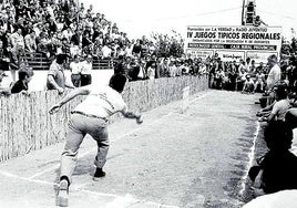 Espléndida instantánea de un jugador lanzando la bola en el torneo promovido por el diario LA VERDAD y El Corte Inglés bajo el título de Juegos típicos regionales.