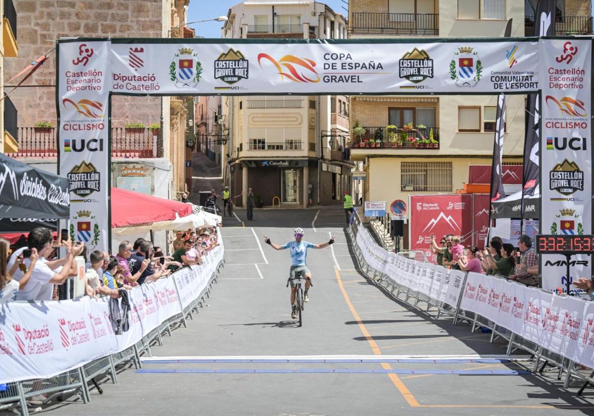 Alejandro Valverde llega a la meta en primera posición.