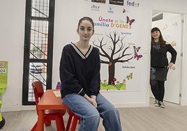 Leire González, junto a su madre y vicepresidenta de D'Genes, María Ángeles Díaz, en el centro de avenida Nueva Cartagena que lleva el nombre de la joven.