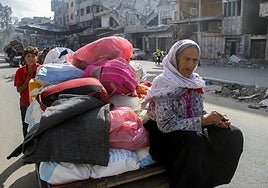 Palestinos desplazados huyen de Jabalia después de un ataque israelí.