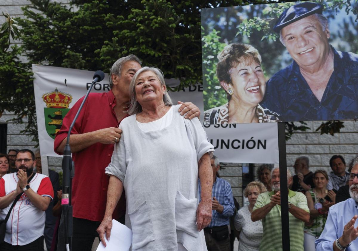 Teresa y Benito Rabal, ayer, en la concentración en Alpedrete.