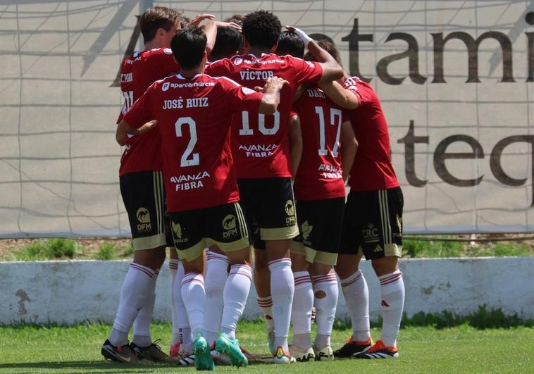 Los jugadores del Real Murcia celebran el gol de Baró.