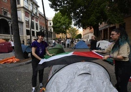 Montaje de la acampada de estudiantes, este lunes, en la plaza de La Merced.