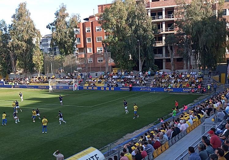 Hamza controla el balón vigilado por tres defensores del Badalona.