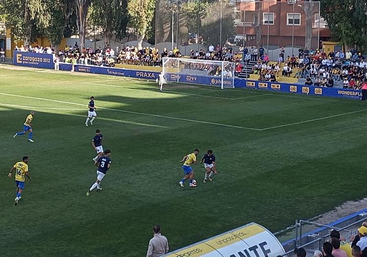 Marc Sirera intenta regatear al defensa Aleix cerca de área del Badalona.