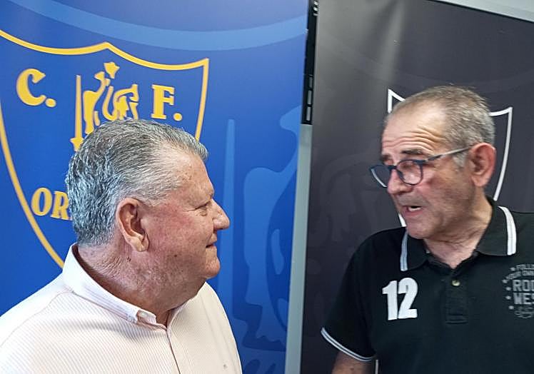 Valentín Botella (oriolano expresidente del Hércules CF) escucha al entrenador Machuca.