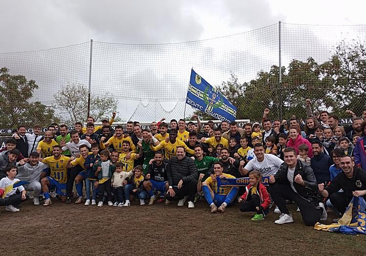 El presidente del Orihuela (en el centro, en cuclillas) festeja la promoción de ascenso con el Frente Eskorpión y los jugadores.