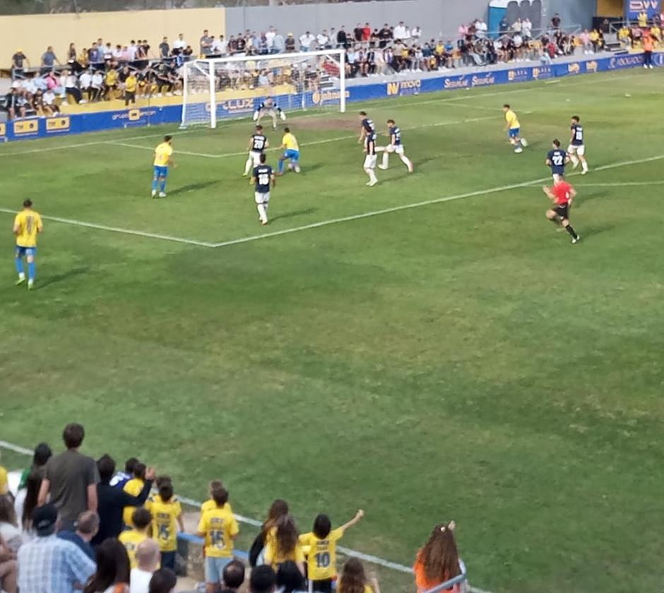 Animado por su hijo levantando los brazos abajo en la grada (niño con el 10 en la espalda), De las Cuevas se planta ante el portero.
