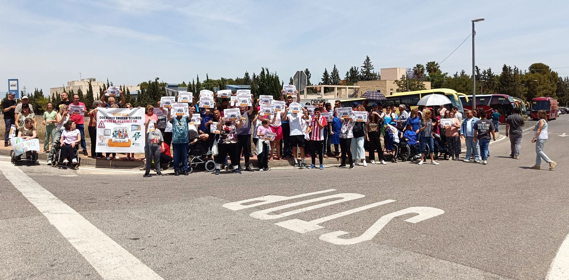 Protesta de usuarios y familiares de Ceom en El Palmar, este lunes.