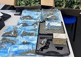 La droga y un arma incautada por la Policía Nacional.