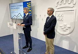 El consejero de Economía, Luis Alberto Marín y el decano de la Facultad de Economía de la UMU, Samuel Bauxauli.