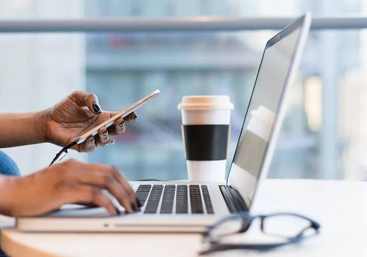Una chica utilizando un ordenor portátil, en una imagen de archivo.