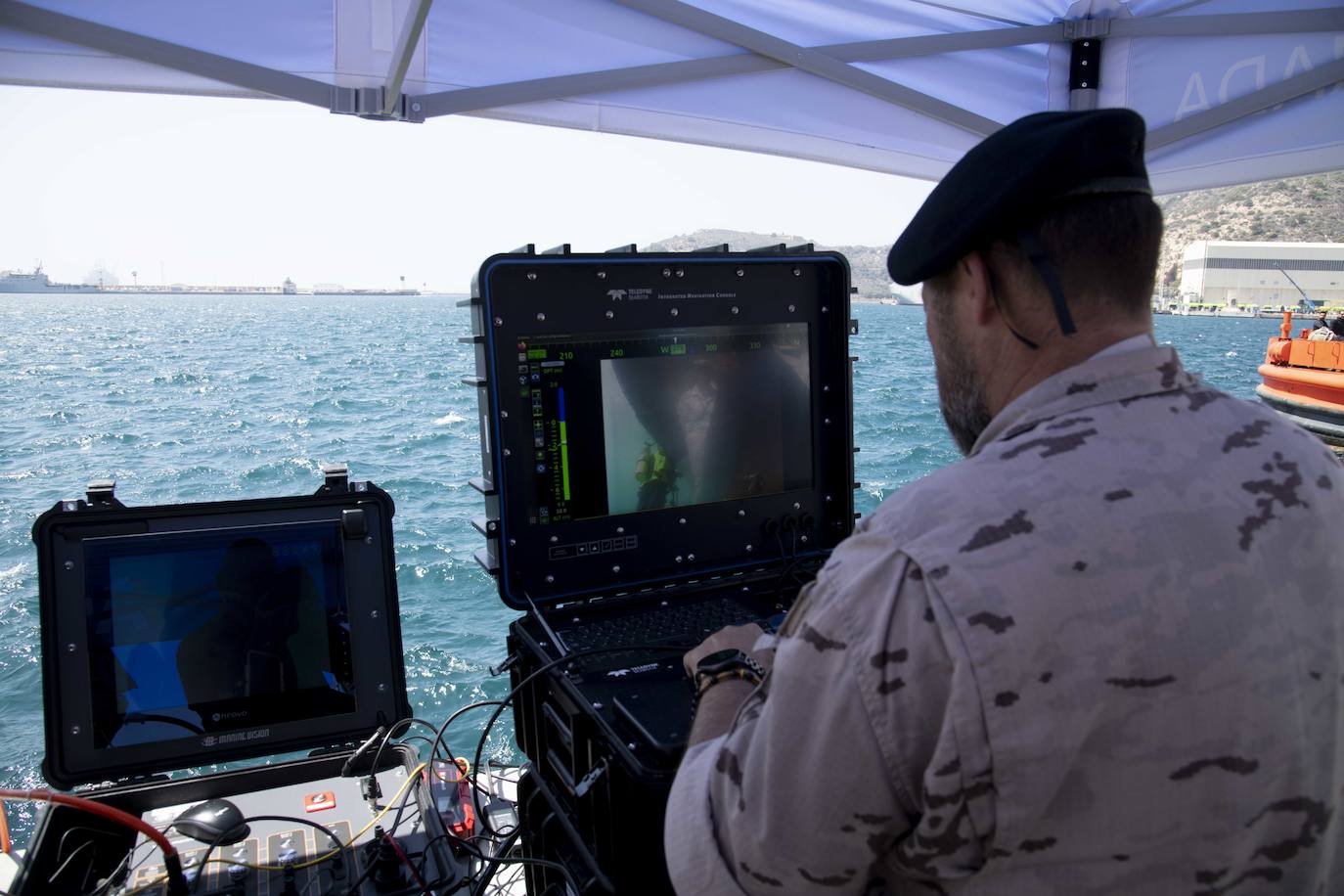 Así fue el simulacro de accidente de un gran buque en el puerto de Cartagena