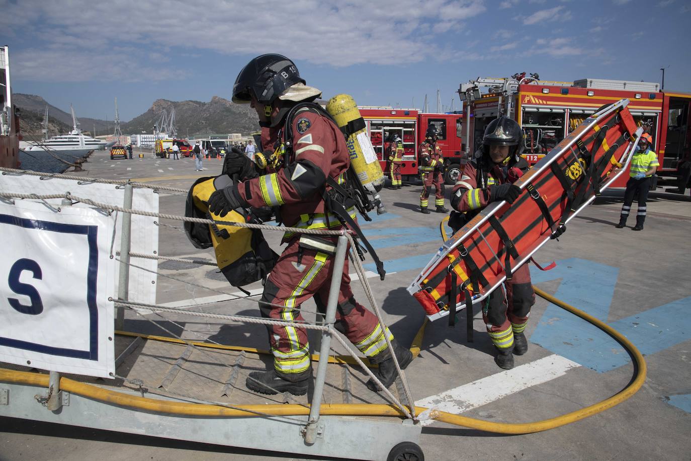 Así fue el simulacro de accidente de un gran buque en el puerto de Cartagena