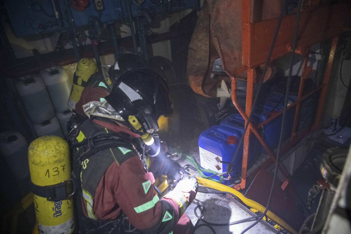 Así fue el simulacro de accidente de un gran buque en el puerto de Cartagena