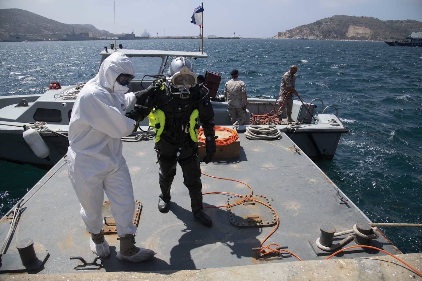 Así fue el simulacro de accidente de un gran buque en el puerto de Cartagena