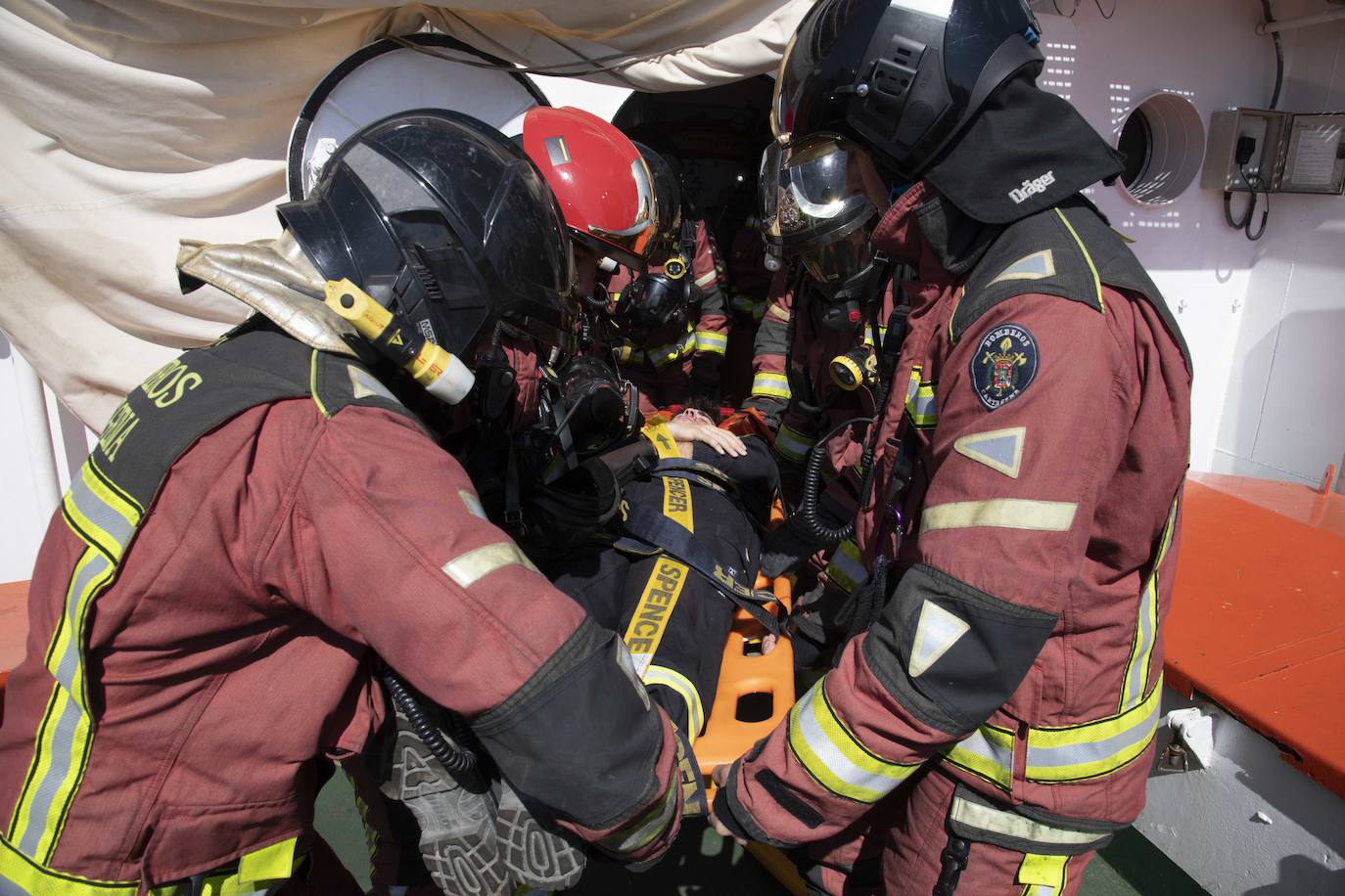 Así fue el simulacro de accidente de un gran buque en el puerto de Cartagena
