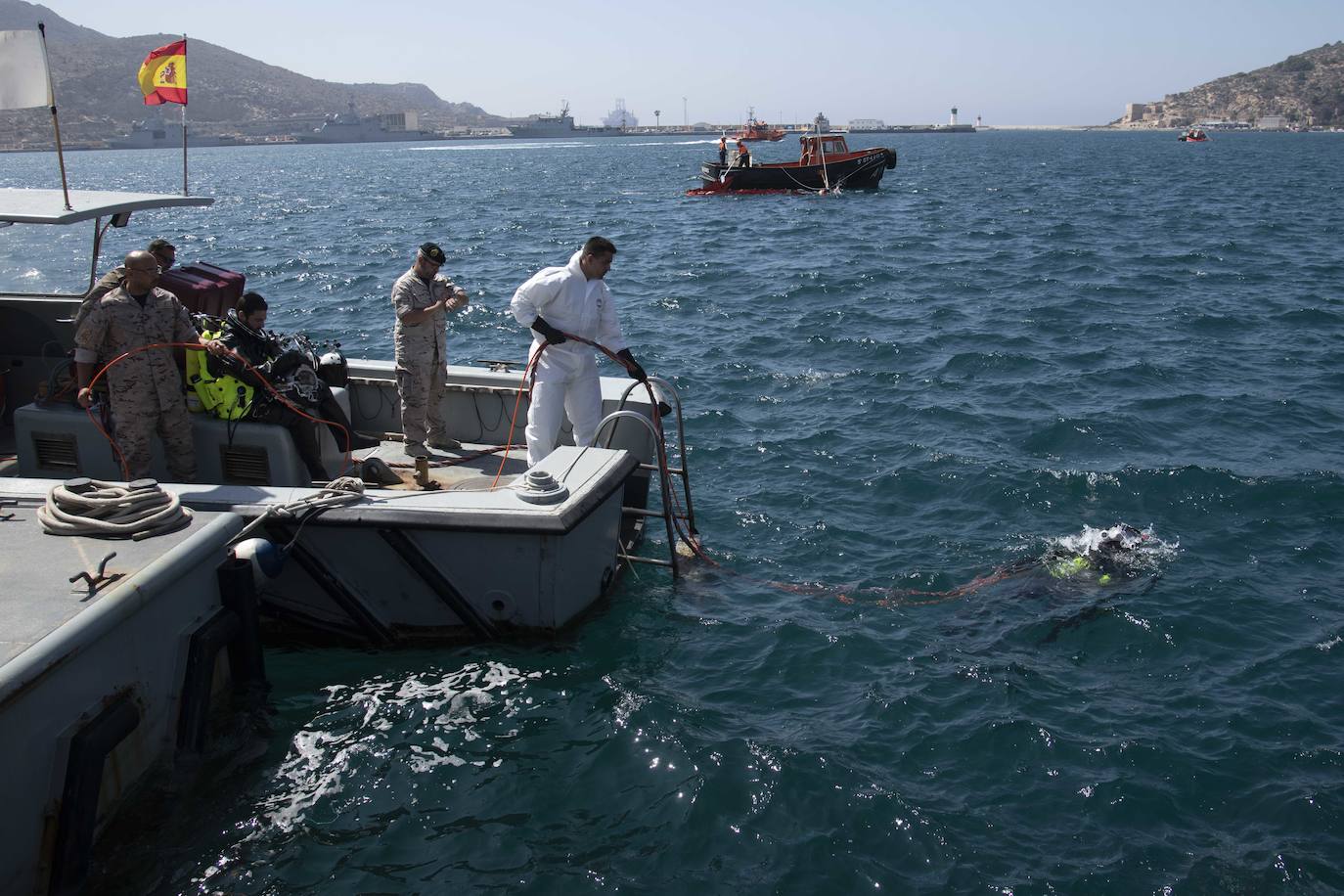 Así fue el simulacro de accidente de un gran buque en el puerto de Cartagena
