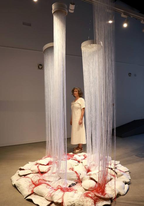 Imagen - Concha Martínez Montalvo, junto a la pieza central de su instalación 'Vulnus', creada para su exposición temporal en el Museo de la Sangre.