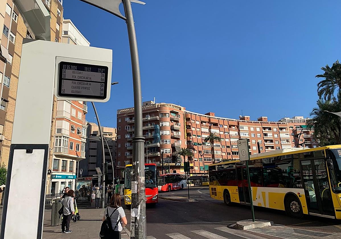Imagen de uno de los paneles instalados en el nodo de la plaza Circular, mientras muestra la información de las expediciones en pruebas.