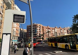 Imagen de uno de los paneles instalados en el nodo de la plaza Circular, mientras muestra la información de las expediciones en pruebas.