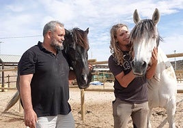 De izquierda a derecha, Pedro Ferrer y Juan Fernández con dos caballos de la fundación.