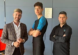 El director general de Deportes, Fran Sánchez, junto a un atleta que luce el biotraje.