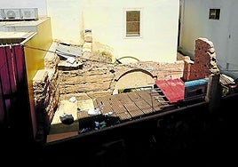 Bolsas de basura y maleza sobre la muralla.