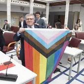 Vélez saca una bandera del colectivo LGTBI durante su turno de réplica.