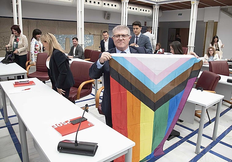 Vélez saca una bandera del colectivo LGTBI durante su turno de réplica.