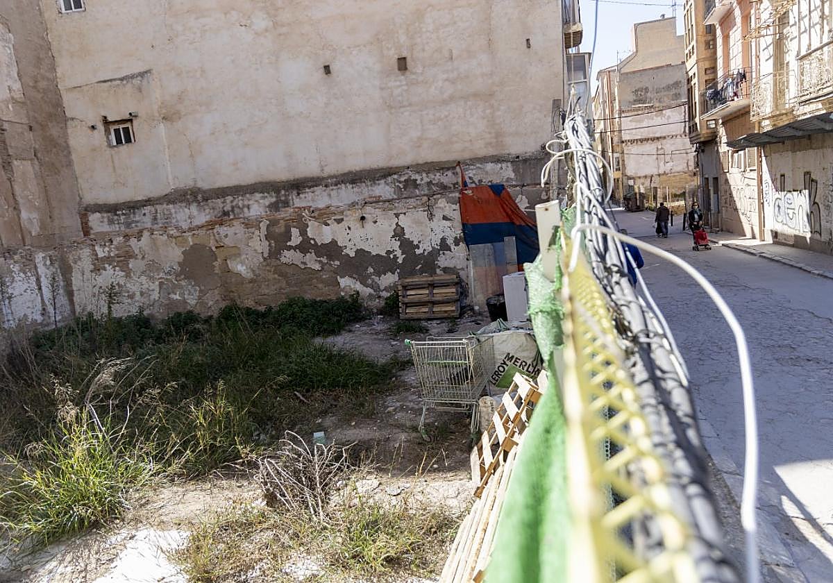 Un solar vacío y sucio haciendo esquina entre las calles San Cristóbal la Corta y San Cristóbal la Larga.