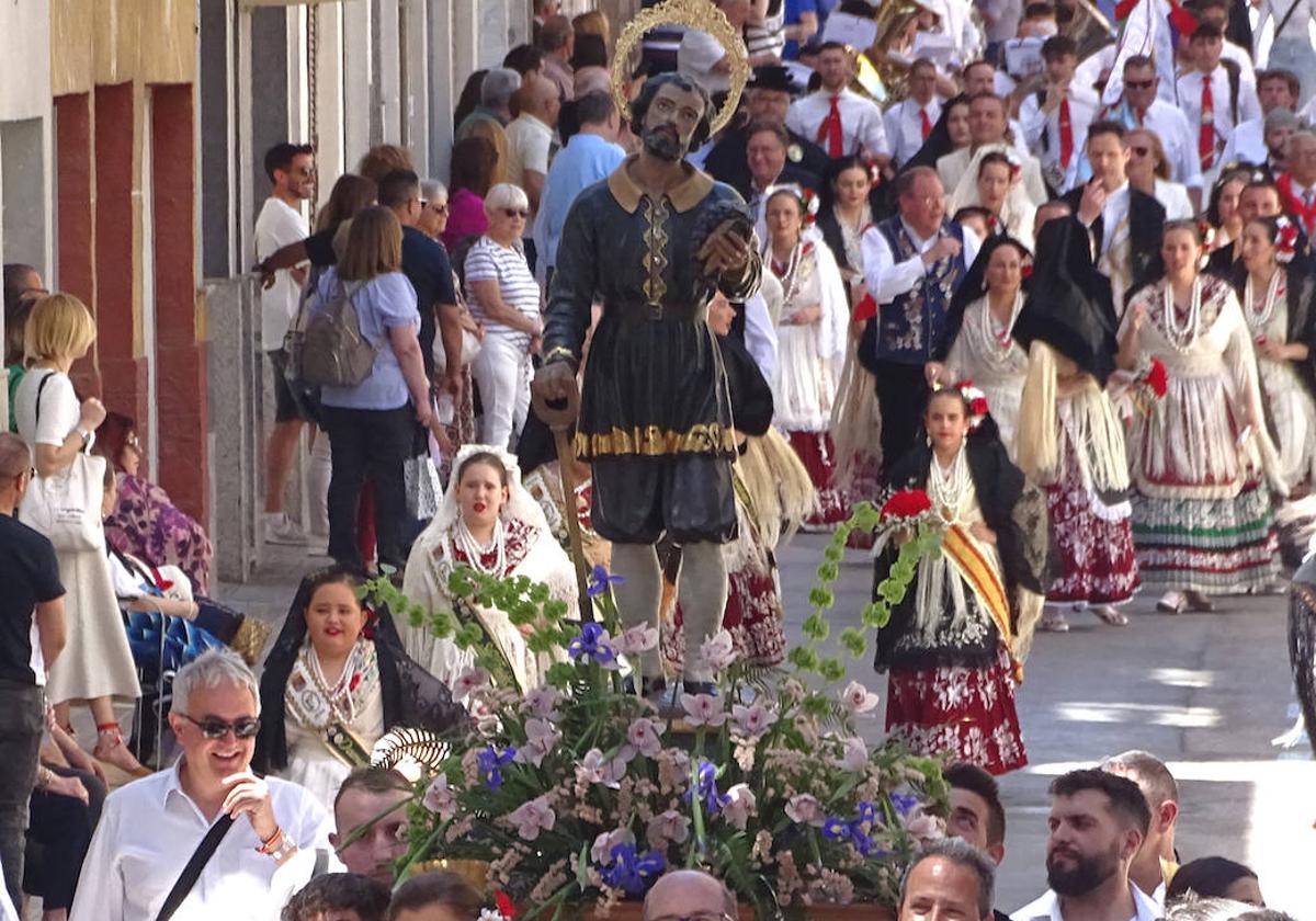 Los vecinos honran a su patrón en la tradicional procesión.