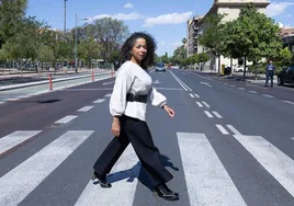 La embajadora de Estados Unidos en España, Julissa Reynoso, cruza el Paseo de Garay, ayer en Murcia.